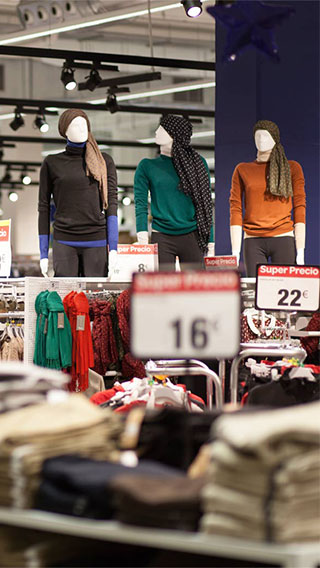 Correct fashion lighting at Carrefour Santiago attracts customers
