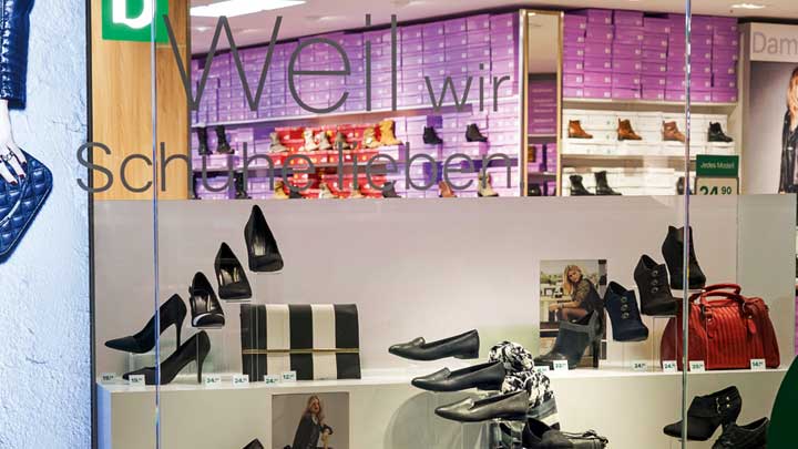 Attract passersby with dynamic LED lighting