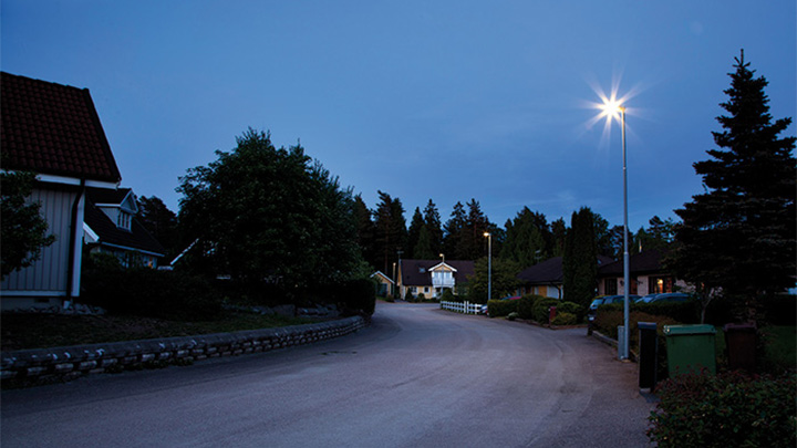 A street in a residential area at Enköping, Sweden illuminated with Philips urban lighting 