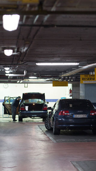  Philips industrial parking lot lighting illuminates the NH Hoteles Eurobulding car park