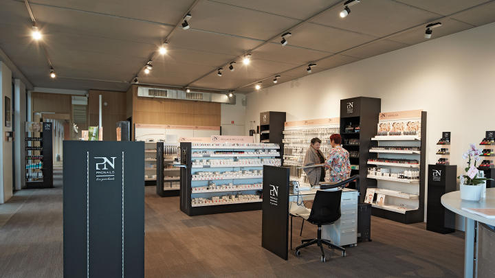  Using Philips LED pendant lights, the interior of Pronails is a bright, eco-friendly environment