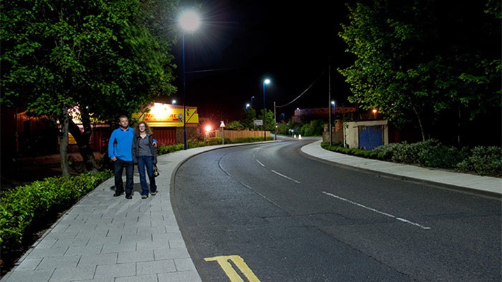 This couple feels safe on Regent Street thanks to Philips residential area lighting 