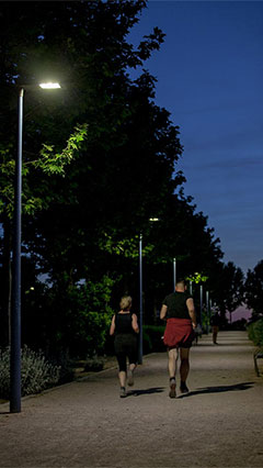 Running people illuminated by Philips lighting at Rivas