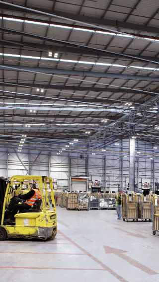 Illuminating warehouse of Royal Mail NDC with energy-saving LED technology by Philips Lighting
