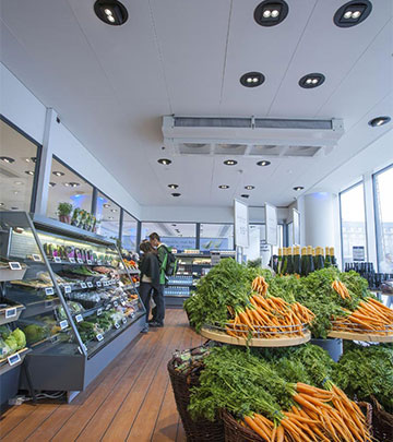 Exceptional contrast and sparkle in the wine section at Irma supermarket by Philips lighting products 